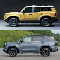 「トヨタ・ランドクルーザー“250”」(上)と新型「三菱パジェロ」(下)の比較。ランクルでは、カウルから一段下がったところからサイドウィンドウ下端のラインが始まっているが、パジェロではその落ち込みは控えめだ。ボディー下部のモールディングの有無もあって、とにかくパジェロでは、ロワボディーがぶ厚く感じられる。