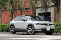 マツダ車のなかでも異質な存在の「MX-30」。デザイン面でも、3次元的な面構成に躍動感を覚える他車とは異なり、シンプルで静的な印象を受ける。