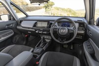 コンパクトな車体ながら広々とした室内空間は「フィット」ならではの美点。グレーのソフトパッドに組み合わされたイエローのステッチがいい感じだ。