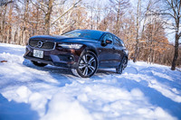 最新の「V60」をベースに開発された「V60クロスカントリー」は、2019年4月17日に日本導入が開始された。