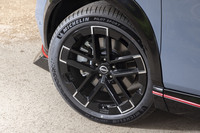 モーターの鉄芯をイメージしたというスポークが特徴的なホイールはENKEIによる特別仕立て。タイヤも専用開発の「ミシュラン・パイロットスポーツEV」を履く。