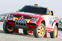 「パジェロエボリューション2005パリダカ参戦車」。新スポンサー「レプソル」と「ATSスタジオ」を加えカラーリングは一新、エンジンはドライサンプ式オイルシステムを投入するなどして低重心化、500リッター(!)の燃料タンク形状を見直すなどし重量配分を最適化するなどした。