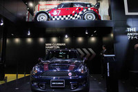 「MINIクラブマン」の上に飾られているのは、今年からWRCに参戦している「ジョンクーパーワークスWRC」。