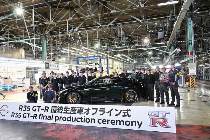 ラインオフした最終生産車を囲むのは栃木工場で組み立てに携わった皆さんだ。