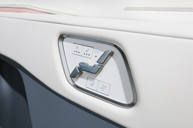 トヨタ・センチュリー(リアパワーシートの操作スイッチ)