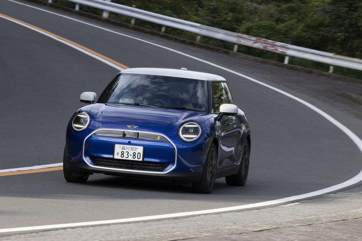 【MINIクーパー3ドアSEのスペック】
	ボディーサイズ:全長×全幅×全高=3860×1755×1460mm/ホイールベース:2525mm/車重:1640kg/駆動方式:FWD/モーター:交流同期電動機/最高出力:218PS(160kW)/7000rpm/最大トルク:330N・m(33.7kgf・m)/1000-4500rpm/タイヤ:(前)225/40R18 92V XL/(後)225/40R18 92V XL(ミシュランeプライマシー)/一充電走行距離:446km(WLTCモード)/交流電力量消費率:133Wh/km(WLTCモード)/価格:531万円
	
	【取材時の電費データ】
	テスト距離:242.4km(市街地1:高速道路7:山岳路2)/消費電力量:--kWh/参考電力消費率:5.7km/kWh(車載電費計計測値)