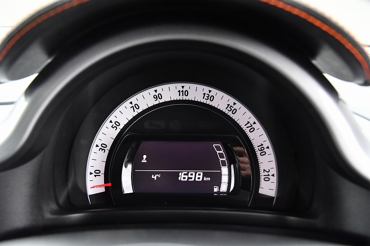 220km/hまで刻まれたスピードメーターが、メーターパネルをぐるりと囲む。