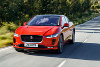 「Iペース」は、車体の前後に同じアウトプットのモーターを計2基搭載。システム全体で最高出力400ps、最大トルク696Nmを発生する。