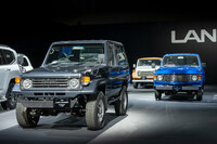 「ランドクルーザー“250”」の発表会場に展示された、歴代モデルの一部。左手前が「70系」、右奥が丸目2灯の「60系」、最奥が“ステーションワゴン系”の開祖である「55」だ。