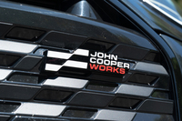 グリル内には「JOHN COOPER WORKS」ロゴ入りのチェッカードフラッグバッジがあしらわれる。