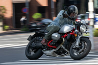 サスペンションは、前がφ45mmの倒立フォークで、スプリングプリロードや、リバウンドおよびコンプレッションの調整が可能。後ろはアルミダイキャストの片持ちスイングアームとセンターショックアブソーバーの組み合わせで、こちらもプリロードの調整機構を備えている。