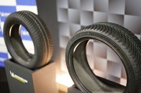 ミシュランはこれまで「すべての季節や天候に対し万能」というイメージを避けるためにオールシーズンタイヤといわず、「雪も走れる夏タイヤ」で通してきたが、今回の「クロスクライメート3」と「クロスクライメート3スポーツ」の発売にあたっては市場の理解が進んだことを理由に、明確にオールシーズンタイヤをうたう。