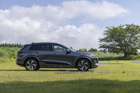 ボディーの全長4770mmは同じく日本上陸を果たしたばかりの新型「Q5」と同じくらい(「Q6」のほうがちょっと長い)。この試乗車はオプションの「Sラインパッケージ」装着のため全幅が25mm広く、全高が25mm低くなっている。