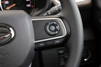 ステアリングホイールの右側に、「RS」グレードで標準装備とされる全車速追従機能付きアダプティブクルーズコントロールのスイッチを配置。ステレオカメラ方式の先進運転支援システム「スマートアシスト」の衝突回避支援機能を全車に搭載している。
