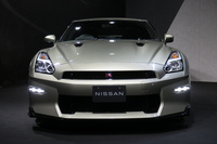 「日産GT-R」の“極み”とうたわれる2024年モデルは、上下に2分割されたグリルなど、外観にも大きく手が入れられた。写真の「プレミアムエディションT-spec」の価格は1896万0700円。
