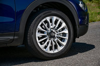 「500Xクロス」のタイヤサイズは215/55R17。従来モデルにおけるFFの上級グレード「ポップスター プラス」のもの(225/45R18)と比べ、幅と内径がひとまわり小さくなり、偏平率が増した。