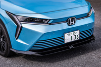 フロントの中央に位置する「H」マークは発光式。左右のくさび形LEDとヘッドランプ下に置かれた水平のLEDはデイタイムランニングランプとして機能する。