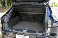 ラゲッジルームの容量は500リッターで、フロアボードは上下2段で高さの調整が可能。左の側壁には12Vの電源ソケットが備わる。