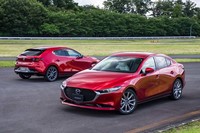 「マツダ3セダン」(手前)と「マツダ3ファストバック」(奥)。2018年11月のロサンゼルスモーターショーで世界初公開された。日本では2019年1月の東京オートサロンで初披露され、同年5月24日に販売開始。マツダではこのモデルを“魂動デザイン第2章”と位置付けている。