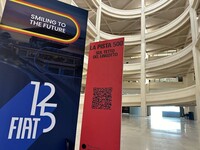 リンゴット・ビルのアイコンでもある、地上と屋上を結ぶスロープ。2024年がフィアットの創業125周年であることを告知するボードが、さまざまな場所に立てられていた。