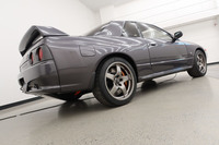 エクステリアは、極力オリジナルの状態を維持。ただしR35型「日産GT-R」用の大型ブレーキを組み込むべく、一点ものの専用18インチアルミホイールが組み合わされている。