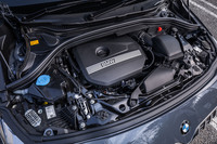「218i」に搭載される最高出力156PS/5000rpm、最大トルク230N・m/1500-4600rpmの1.5リッター直3ガソリンターボエンジン。7段のデュアルクラッチ式ATとの組み合わせで前輪を駆動する。
