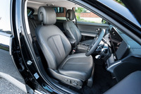 「ラウンジ」「ラウンジAWD」の2グレードは本革シートを装備。充電中にくつろげるよう、背もたれを水平近くにまで倒せるのが特徴だ。