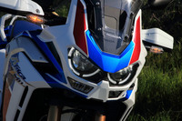 「アドベンチャースポーツ」には、バンク角に応じて照射範囲を3段階で切り替えるコーナリングライトや、5段階の高さ調整式ウインドスクリーン、24リッターの大容量燃料タンク、大型スキッドプレート、アルミリアキャリアなどが備わる。