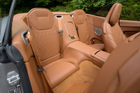 後席はミニマムサイズのため子供でも乗り込むのに苦労するだろう。それでもつくり込みの精度は前席と変わらない。