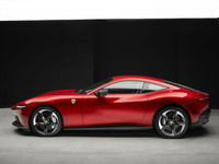 流麗なシルエットを描く「アマルフィ」のサイドビュー。写真のモデルは20インチサイズのホイールを装着している。