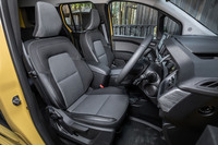 ブラックとグレーのコンビネーション表皮が採用された前席。シートの掛け心地がいいという美点は継承されている。フロントドアは約90度まで開き、乗り降りがしやすい。