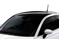 アップグレードした内外装や装備が特徴の限定車「フィアット500 1.2ドルチェ」登場の画像