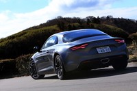 X型のランプが特徴的なリアまわり。光線が車体外側に流れるように見えるシーケンシャルターンランプ(ウインカー)も備わる。