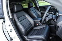 シート表皮は合成皮革のプライムスムース。横ステッチが主張するクラシカルなデザインがいい感じ。