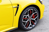 19インチのアルミホイールは「TROPHY」と名付けられた専用品で、赤いアクセントによる強烈なコントラストが迫力を醸し出す。