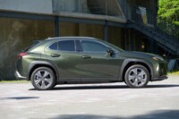 駆動用バッテリーの容量は54.4kWhから72.8kWhに拡大。車体を真横から眺めるとフロア下が厚くなっていることが分かる。最低地上高はハイブリッド車の「UX250h」よりも20mm低い140mm。