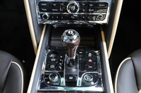 ローレット加工が施される4つの走行モードを切り替えるセレクトスイッチ(左下)。今どきのモデルらしく、エンジンスターターやパーキングブレーキもバイワイヤ式を採用している。