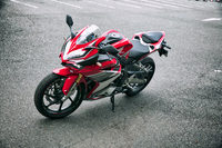 ボディーカラーは「マットガンパウダーブラックメタリック」と「ソードシルバーメタリック」に、テスト車の「ヴィクトリーレッド」を加えた全3色。価格はヴィクトリーレッドのみ2万1600円のプラスとなる。