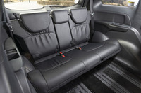 ギャザーと呼ぶべき大きさながら、3列目にもきちんとドレープがあしらわれている