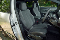 内装色はグレー。“スポーツ”と呼ばれるシートの表皮はテップレザー/ファブリックとなる。