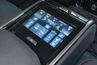 リアのセンターアームレストには、各種快適装備・機能を操作するマルチオペレーションパネルが搭載される。(写真:向後一宏)