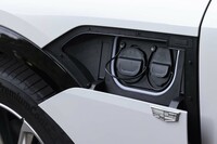 充電口は左のフロントフェンダーパネルに配置される。受電能力については、米国仕様は「190kWの急速充電に対応」とされているが、日本仕様の詳細は非公開。ただし、「出力50kWの急速充電器なら30分で約120km、90kWの急速充電器なら30分で約150km走行分の電気を回復できる」とされる。