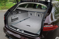 ラゲッジスペースの容量は、5人乗車時で565リッター、後席をたたんだ状態で1700リッター。床下収納やコンビニフック、12V電源などが備わっている。