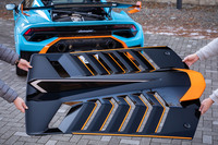 エアインテークとシャークフィンが配置される、カーボンファイバー製のリアフードを外した様子。写真右側が車体前方にあたる。脱着には専用の工具が必要となる。