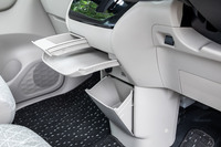 センターコンソール部分にトレイや引き出し式のカップホルダー、ロワボックスを配置。