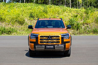 フロントフェイスに三菱のデザインコンセプト「ダイナミックシールド」を採用。立体的なグリルとフェンダーからつながる力強い造形とプロテクターなどでタフなイメージを強調する。