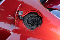 充電口は左側のフライングバットレスに配置(ちなみに給油口は右側)。バッテリー容量が小さいこともあり、急速充電には対応していない。