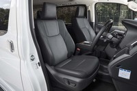 シートカラーはテスト車のブラックに加えて、「ニュートラルベージュ」も用意される。“運転手さん用”の前席だが、電動調整機構とシートヒーターが標準装備となる。