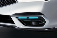 フロントにはブルーアクセサリーランプを装備。自動運行装置の搭載車であることをさりげなく主張する。