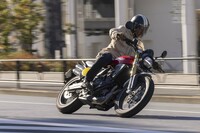 車体はクロームモリブデン鋼のダイヤモンドフレームで、エンジンも剛体として使用。一体鋳造のアルミ製スイングアームで後輪を支持する。